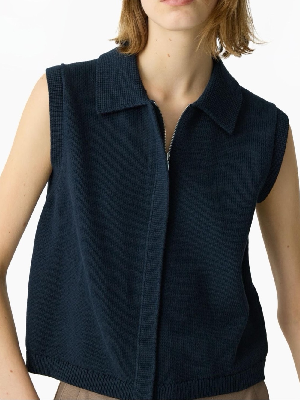NWT Theory Rounded Collar Knit Vest in Navy
